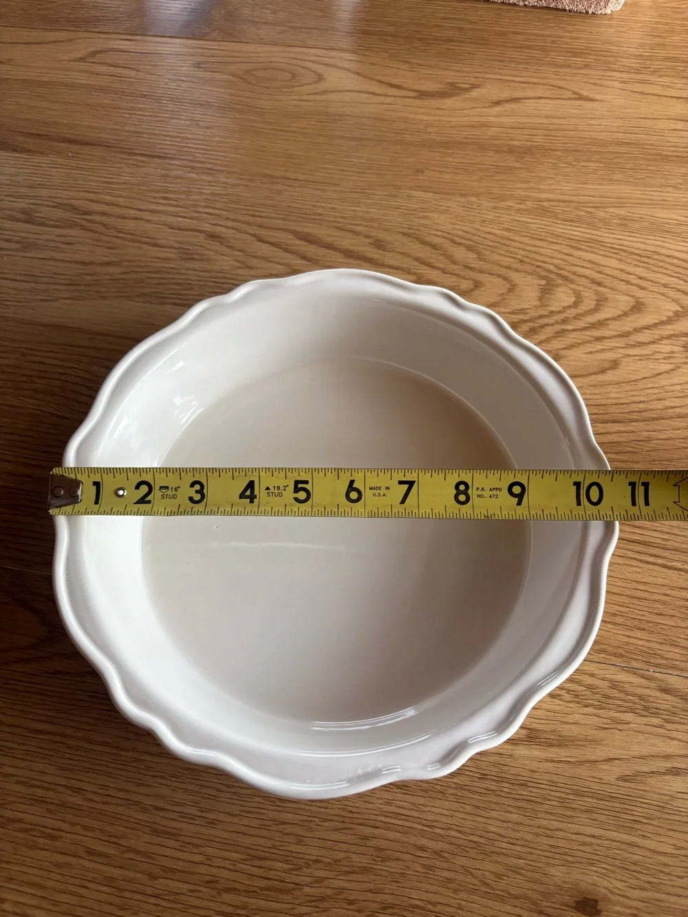 Like New! WILLIAMS SONOMA White Scalloped Ceramic Pie Dish